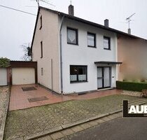 Gepflegtes Einfamilienhaus mit Garten und zwei Garagen - Völklingen Ludweiler
