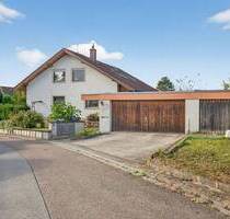 Charmantes Zweifamilienhaus mit Garten, Doppelgarage und vielen Möglichkeiten in Königsbach-Stein