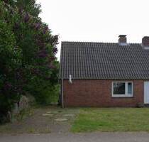 Süderhastedt: Kleines Haus mit großem Grundstück