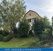 Für Naturliebhaber: Ein-Zweifamilienhaus mit auffälliger Architektur, umgeben von viel Grün und unweit der Saale am Stadtrand von Bernburg