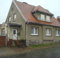 Kleines landwirtschaftliches Anwesen mit Wohnhaus, Stallungen, Scheune im Dorfbereich von Jübar (Sachsen Anhalt) zu verkaufen.