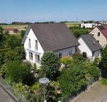EINZIEHEN UND WOHLFÜHLEN - Einfamilienhaus mit Garage und Garten - Ellingen Bay