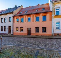 Platz satt in Aschersleben! Mehrfamilienhaus mit Garagen & Garten