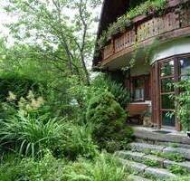 Charaktervolles Walmdachhaus mit Einliegerwohnung und großem Garten in Gräfelfing-Lochham