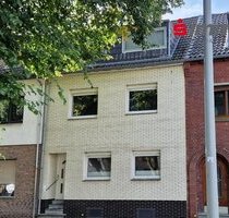Gepflegtes Einfamilienhaus mit drei Bädern und Sonnengarten im Herzen von Würselen