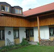 Ehemaliger Winkelbungalow mit Gartenidylle: Charmante Erdgeschosswohnung mit viel Raum und Potenzial - Waldkraiburg