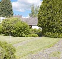 Toplage Kassel-Kirchditmold: Großzügiger, freier Bungalow mit einem wunderschönen Garten und Garage