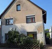 Einfamilienhaus (sanierungsbedürftig) in Braunschweig Broitzem mit schmalen aber sehr schönem GrundstückGarten inkl. kleinen Anbau und Garagen
