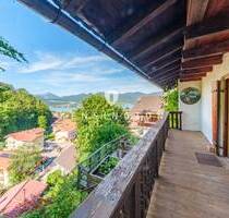 Kensington-Exklusiv-Zweifamilienhaus am Tegernsee mit Panoramablick und Gestaltungspotenzial - Tegernsee / Leeberg