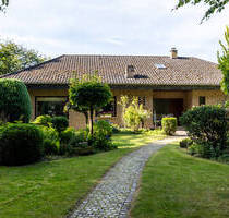 *** MASSIV BUNGALOW mit WALMDACH auf RIESEN GRUNDSTÜCK mit kleinem WALDSTÜCK *** - Ganderkesee Stenum