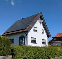 Freistehendes Einfamilienhaus mit Photovoltaik, zwei Garagen und gepflegtem Garten in bevorzugter Wohnlage - Hildburghausen