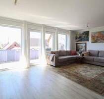 Neuwertige Etagenwohnung mit Balkon, 2 Carport - Stellplätzen & Wärmepumpe - Wohnkomfort in Goldbach