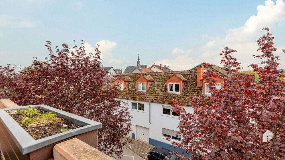 Helle, möblierte Dachgeschosswohnung mit Ausblick, drei Zimmern, EBK, Garage + Außenstellplatz - Budenheim
