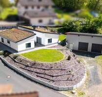 Moderner Niedrigenergie-Bungalow (KfW 55) mit großer 3-fach-Garage in ruhiger Lage - Kalbach Oberkalbach