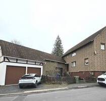 Wohnhaus mit Nebengebäuden in Staufenberg-Escherode