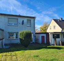 Ahlener Nordosten, eine kleine Doppelhaushälfte mit Vollkeller, Garage und großzügigem Garten in einer Spielstraße.