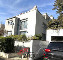Gelegenheit! Neuwertige 3,5-Zi. Whg mit schöner EBK, großem Balkon, TG-Platz und Aufzug! - Esslingen am Neckar / Hegensberg