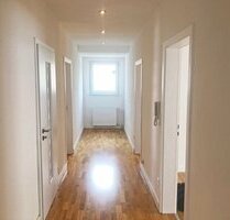 Gepflegte 4-Zimmer-Wohnung im Dachgeschoss mit Stellplatz und Einbauküche - Albstadt-Ebingen