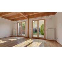 ROGERS: Helles Reihenhaus mit sichtbaren Holzbalken und Garten - Germering Unterpfaffenhofen