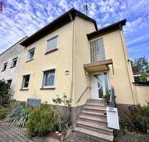 ?? Frankfurt-Goldstein: Gepflegtes 2-Familienhaus mit Garten, Garagen & Bonus - Frankfurt am Main Schwanheim