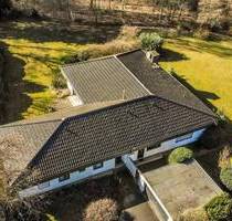 Wohnen, wo(von) andere Träumen - Bungalow mit Schwimmhalle auf traumhaftem, parkähnlichem Grundstück in ruhiger Waldr... - Leverkusen Steinbüchel