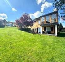 Zwei Generationen unter einem Dach: Einfamilienhaus mit Einliegerwohnung und grünem Rückzugsort - Königsfeld im Schwarzwald / Weiler