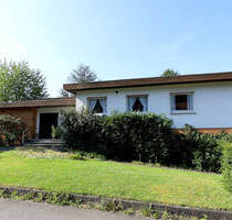 == Bungalow mit viel Potenzial in Top-Lage ==
