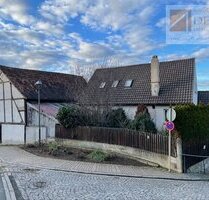 Interessantes Anwesen mit Wohn- und Geschäftshaus, Scheune und Garten in Castell