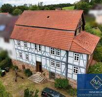 Großes Denkmalgebäude auf großem Grundstück in Malsfeld-Elfershausen.