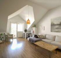 Stilvolle 2,5-Zimmer-Wohnung mit zwei Balkonen und luftiger Raumhöhe in Esslingen am Neckar-Zell