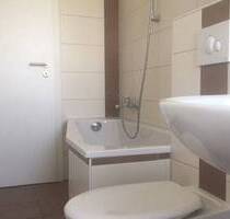 4-Raum-Wohnung, 2 Badezimmer mit Wanne und Dusche, Balkon! - Oschersleben