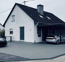 Umfangreich saniertes 2-FH mit Baugenehmigung für 3. Einheit sowie Baupotenzial in zweiter Reihe - Neuwied Irlich
