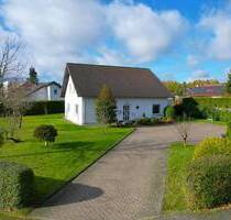 RESERVIERT Freistehendes Haus (ehemalige Arztpraxis mit Wohneinheit) auf schönem Grundstück mit Parkplätzen und Garage in Darscheid RESERVIERT