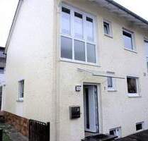 FÜR DIE KLEINE FAMILIE! Ruhige, komplett neu modernisiertes und renoviertes Einfamilienhaus (DHH) mit Garten in Markgröningen.