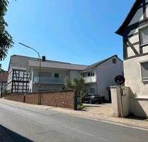 Zwei Häuser zu einem Preis in Hasselroth zu verkaufen.