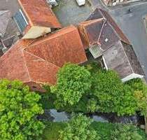 HISTORISCHER DREISEITHOF AN DER BAUNA SUCHT NEUEN EIGENTÜMER - Baunatal / Kirchbauna