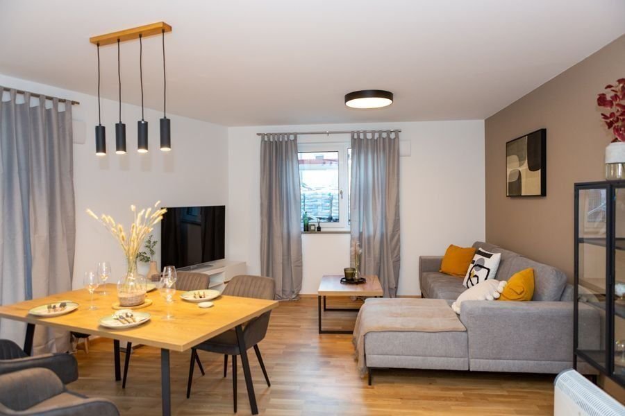 Neubau: Sonnige 3-Zimmerwohnung mit Balkon, modernem Bad - neue EBK inklusive - Stein