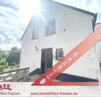 Morscheid: renovierungsbedürftiges Ein- oder Zweifamilienhaus mit großem Grundstück, 2 Garagen und viel Potenzial will wachgeküsst werden !