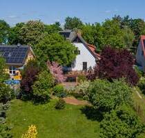 Mit wohnlichem Souterrain & Dachgeschoss, drei Bädern, Kamin, Garage usw.: Einfamilienhaus Kaulsdorf - Berlin