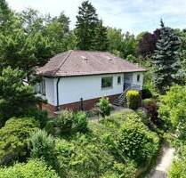 Winkel-Bungalow mit Einliegerwohnung in Bestlage mit 3 Garagen auf 1303 m² Grund - Coburg Neuses