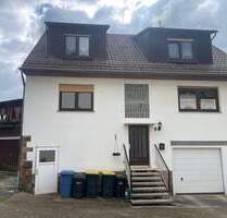 2 Familienhaus mit insgesamt sieben Garagen in Knüllwald-Rengshausen