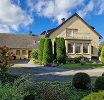 Erholungs- und Ruheoase vor der Haustür: Zweifamilienhaus mit parkähnlichem Garten und Baugrundstück im Ortsteil Bad Sassendorf-Ostinghausen!