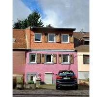 Einfamilienhaus mit Innenhof, Gartenterrasse, Garten und 2 Autoabstellplätzen vor dem Haus, in St. Ingbert (Nähe Elsterstein und Krankenhaus) - Sankt Ingbert