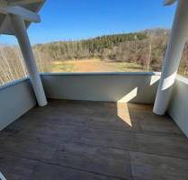 Sonnige 3-Zimmerdachgeschosswohnung mit super Aussicht, Balkon u. zwei Stellplätzen - Bogen Oberalteich