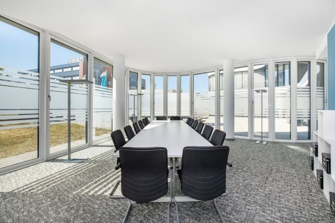 Voll ausgestatteter privater Büroraum für Sie und Ihr Team in Regus Airport City - Düsseldorf Unterrath