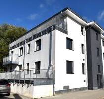 HELL - MODERN - BALKON - FAHRSTUHL - STELLPLATZ! - Uetersen