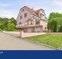 Mediterranes Wohnen: Elegantes Haus mit Einliegerwohnung und Traumgarten - Lauchheim