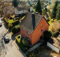 Charmantes Ein-, Zweifamilienhaus mit großem Grundstück und Potenzial zur weiteren Bebauung - Hennef (Sieg)