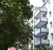 Frei & mit Balkon in der Nordstadt! Helle 2,5-Zimmer-Wohnung im obersten Stock, zentrale aber ruhige Lage in Rennweg - Nürnberg