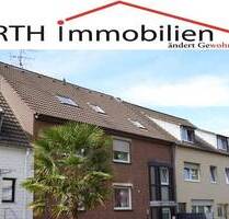 Sehr gepflegtes Dreifamilienhaus mit Doppelgarage in zentraler Wohnlage in Frechen